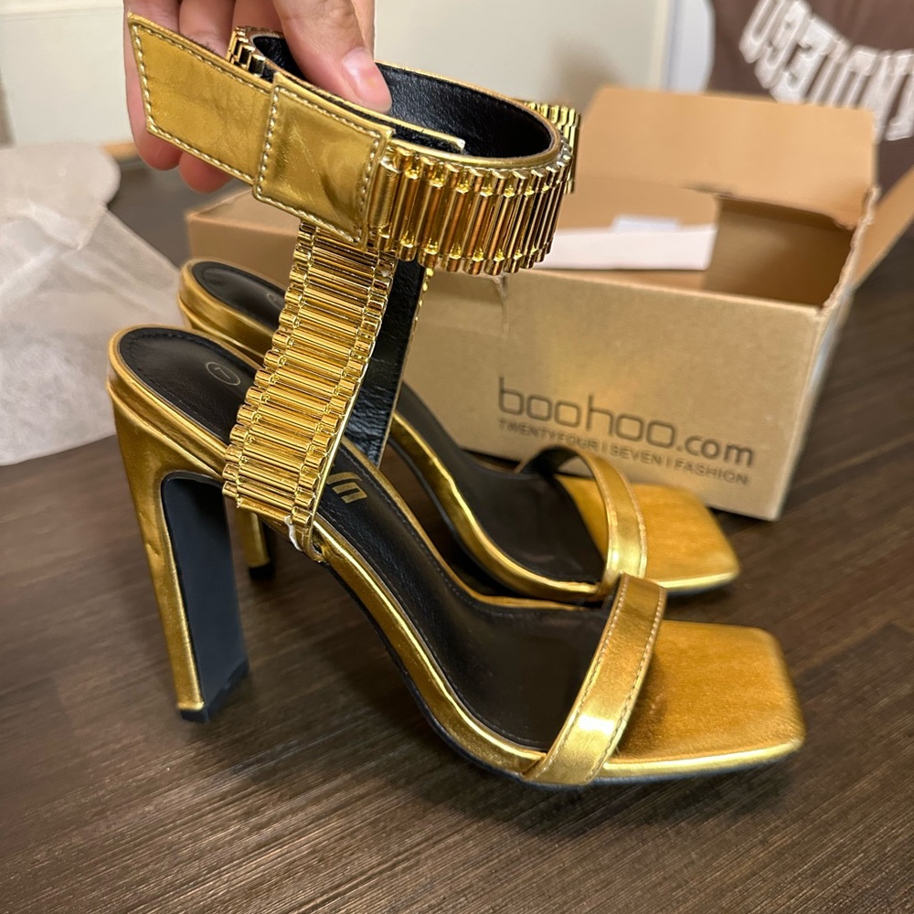 Beautiful golden heel, size 7. Brand new never used, come in the box from SheIn.